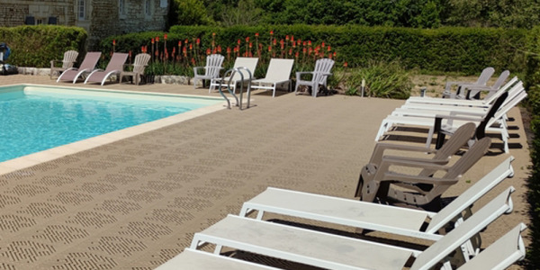 Créez une terrasse de piscine économique avec les dalles clipsables